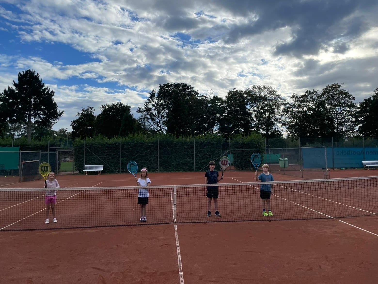 Kindertraining auf dem Tennisplatz